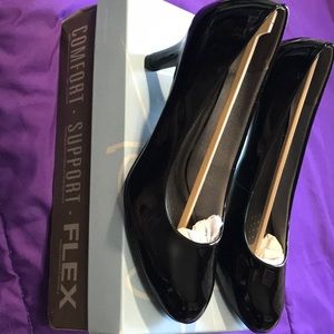 Life Stride brand new 8.5 black with heels